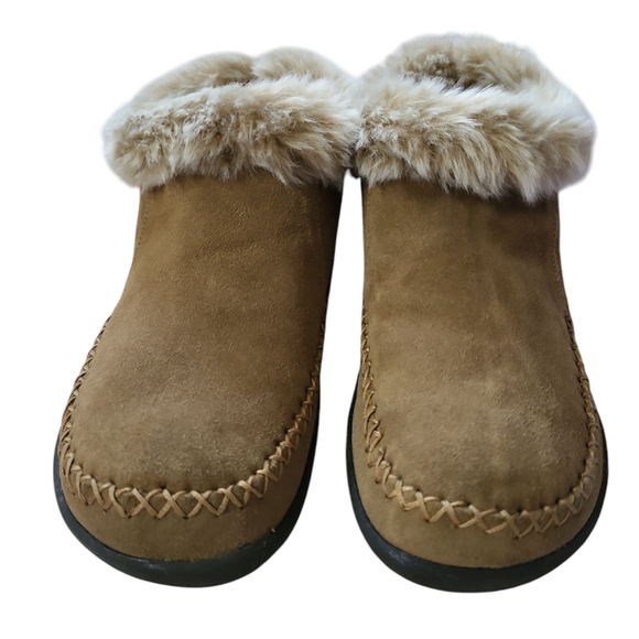 Magellan Chelsea Slip On Botties 7.  Tan Suede Slippers with Faux Fur Lining - Picture 1 of 14